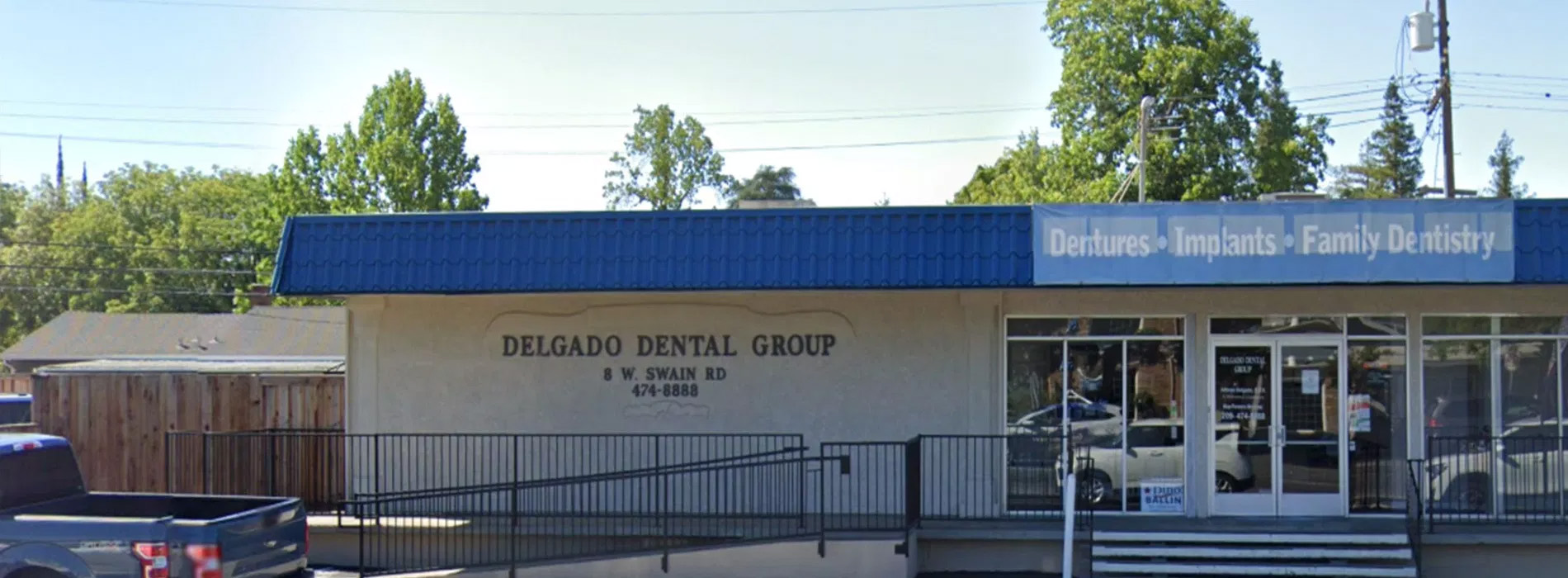 The image depicts a building with a sign that reads  Diego de la Guardia  and a blue sign above the entrance, along with other text that is not fully legible.